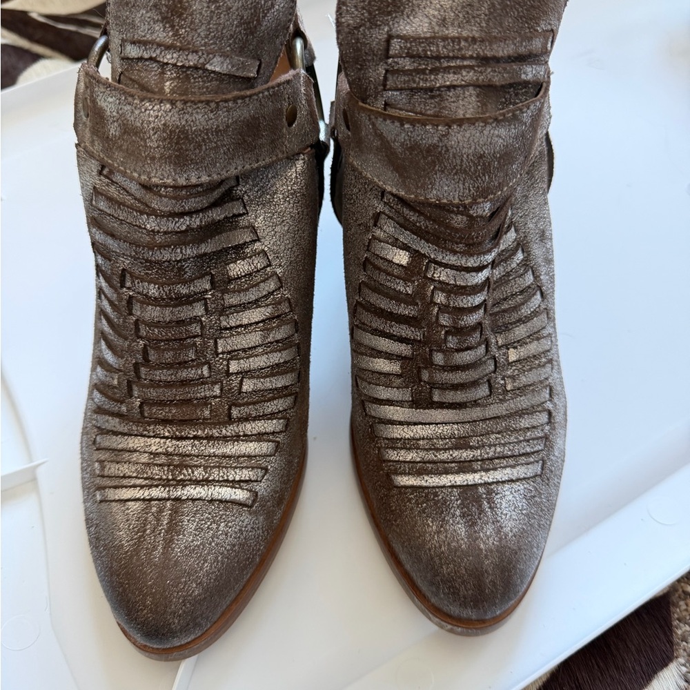 Stylish Women's Metallic Boots